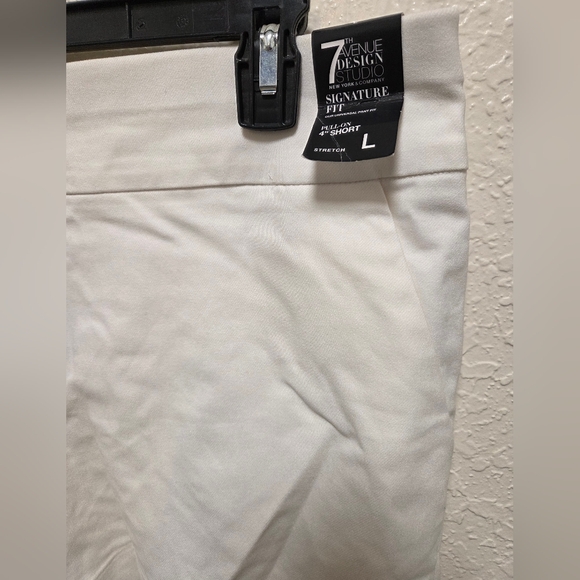 White Shorts With Pockets - Picture 4 of 4